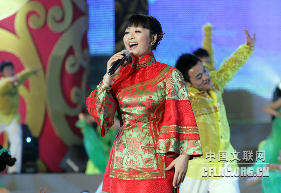 殷秀梅演唱电影《红日》主题歌《谁不说俺家乡好》