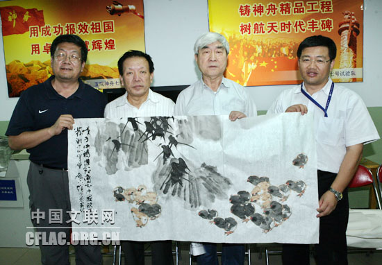 赵宁安向“神舟七号”飞船科研人员赠送画作。中国文联网 孟祥宁 摄