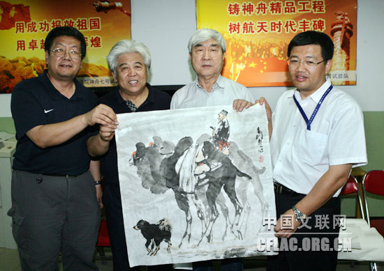 马振声向“神舟七号”飞船科研人员赠送画作。中国文联网 孟祥宁 摄
