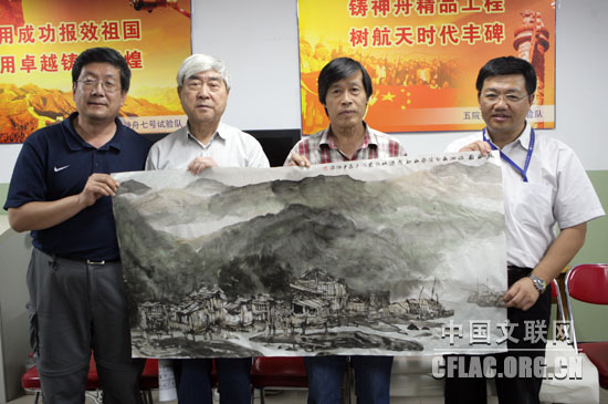 程振国向“神舟七号”飞船科研人员赠送画作。中国文联网 孟祥宁 摄
