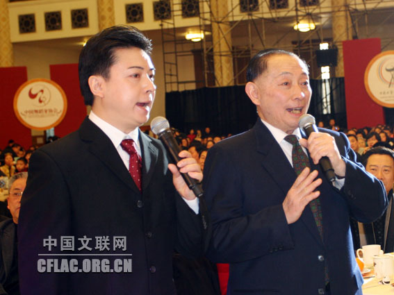 梅葆玖(右)和他的学生胡文阁表演京剧《贵妃醉酒》选段。中国文联网