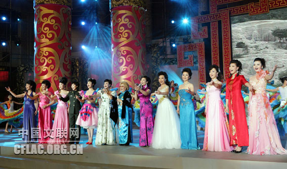 郭兰英、李谷一、张也等女歌唱家演唱《我的祖国》。中国文联网