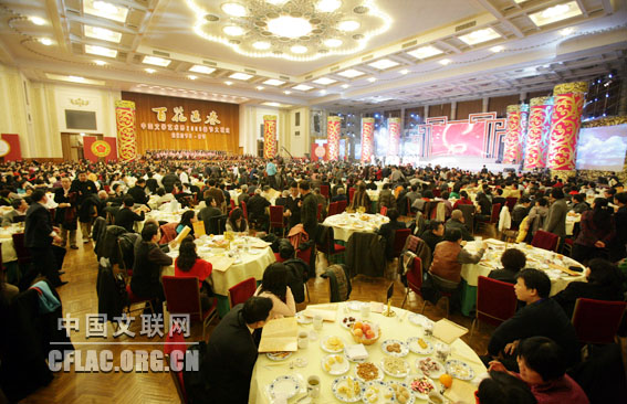 “百花迎春——中国文学艺术界2009春节大联欢”1月10在北京人民大会堂录制。图为大联欢现场。中国文联网
