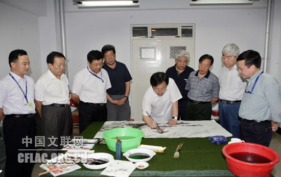 冯远为“神舟七号”飞船科研人员创作作品。中国文联网 孟祥宁 摄