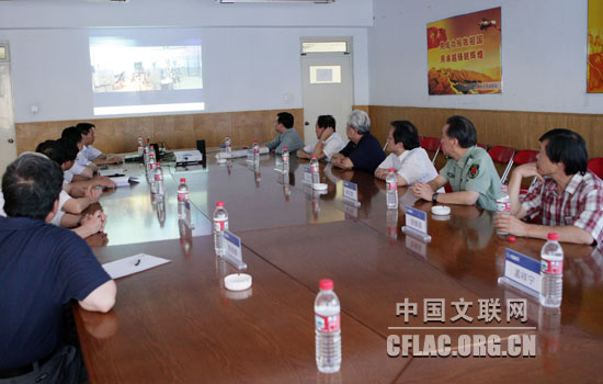 中国文联书画家和“神舟七号”飞船科研人员座谈。中国文联网 孟祥宁 摄