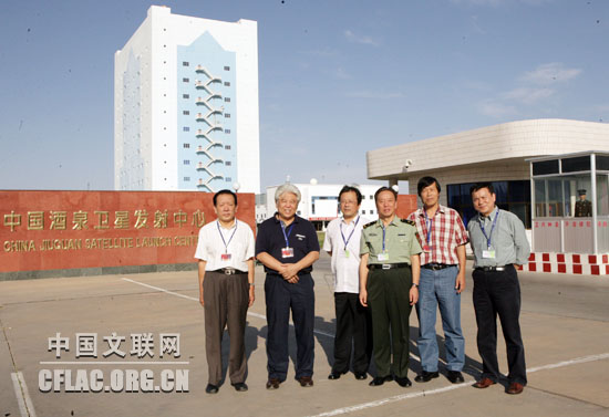 中国文联书画家在酒泉卫星发射中心门前合影。中国文联网 孟祥宁 摄