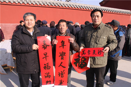 省文联党组成员、副主席、省书协主席顾亚龙,省文联组联部主任王宇鹏在活动现场为村民赠送春联 省文联党组成员、副主席、省书协主席顾亚龙,省文联组联部主任王宇鹏在活动现场为村民赠送春联