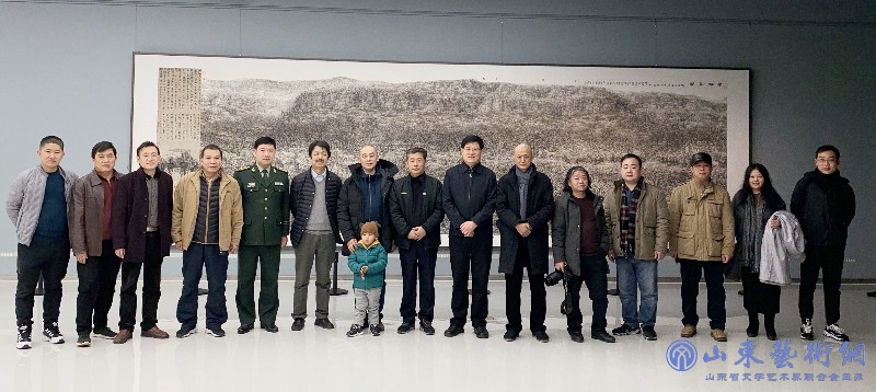 1.参观展览领导嘉宾合影.jpg
