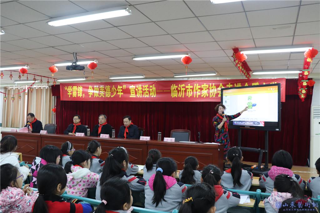 3月4日，市文联组织作家到金盾小学开展“讲雷锋故事，争做美德少年”主题宣讲活动.JPG