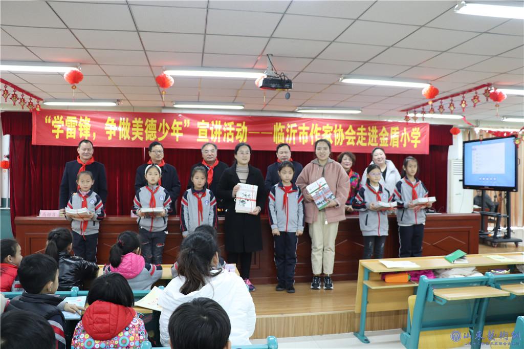 向金盾小学师生捐赠了部分文学书籍.JPG