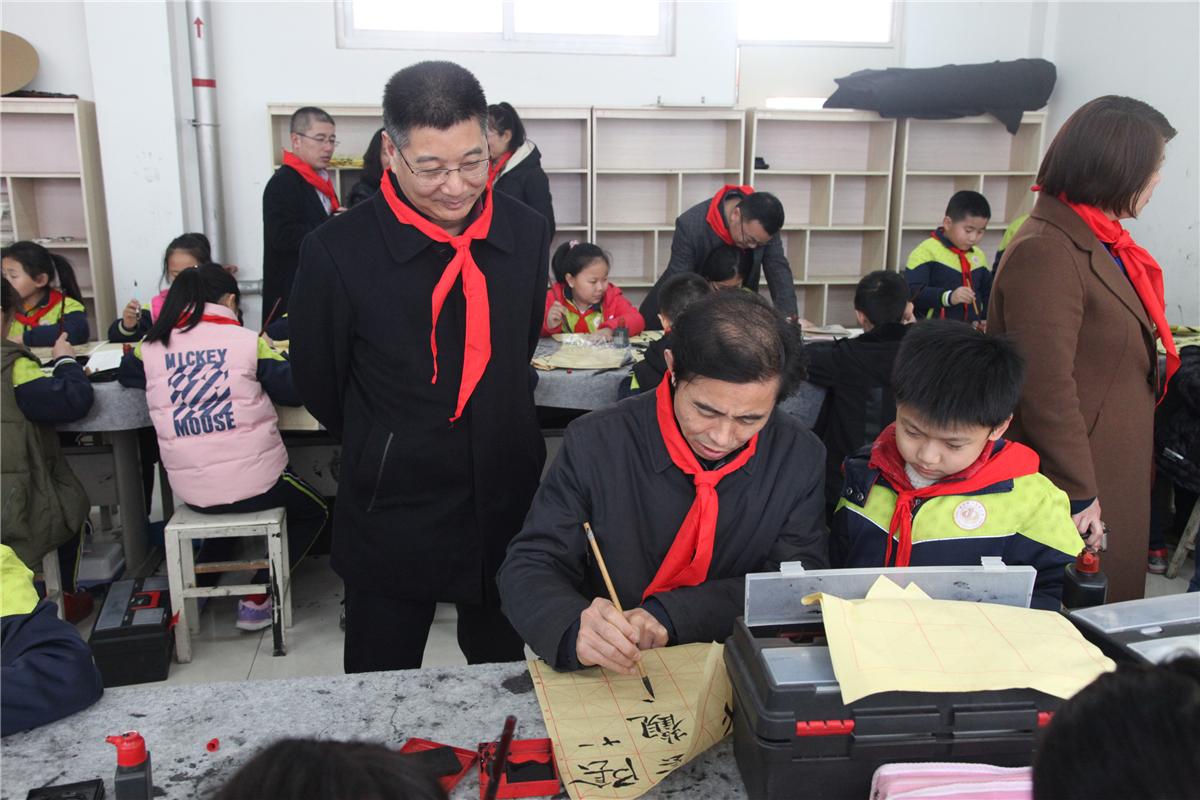 3月5日，市文联组织书法家到三河口小学开展学雷锋文艺志愿服务活动.JPG