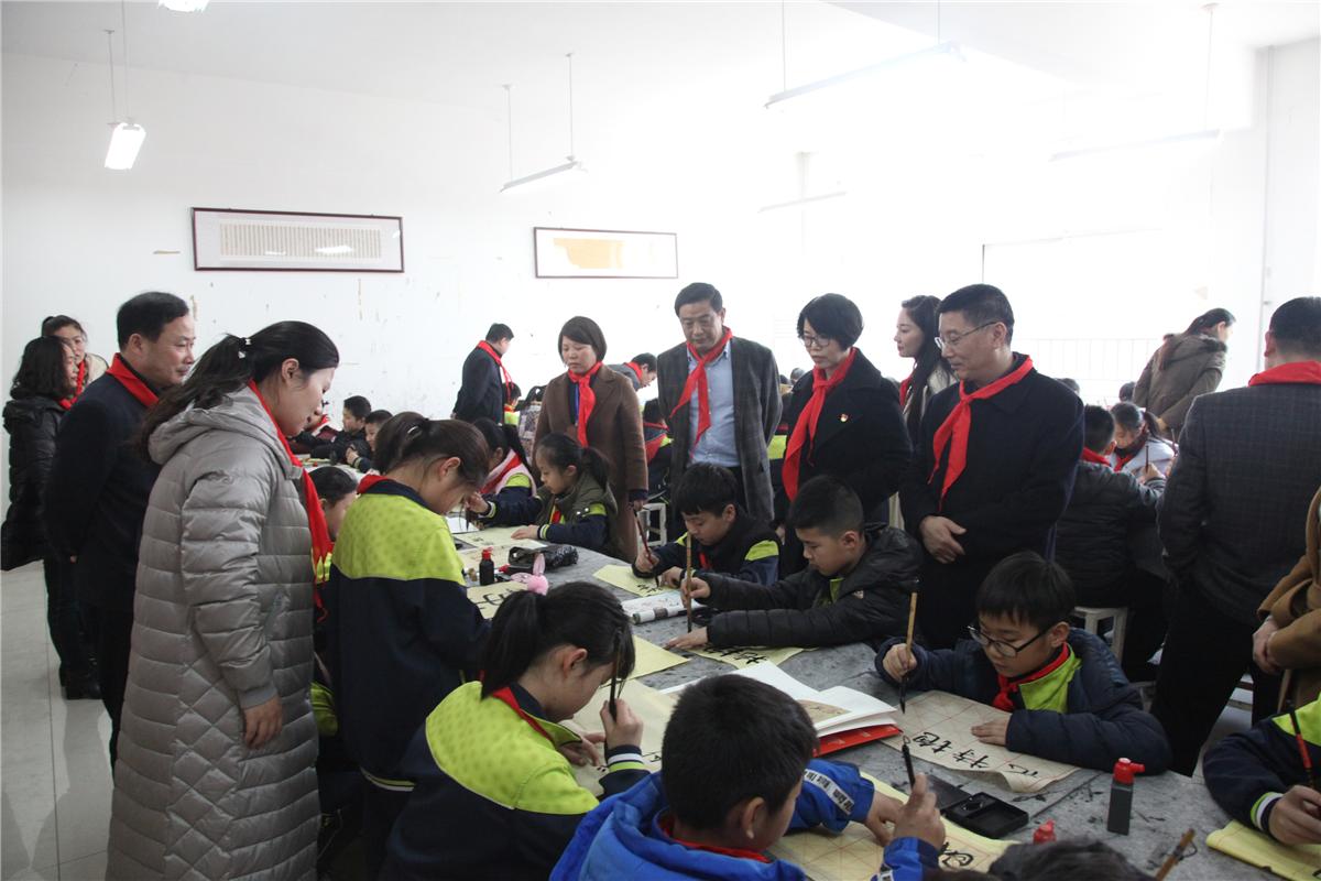 3月5日，市文联组织书法家到三河口小学开展学雷锋文艺志愿服务活动。图为指导学生练习书法。.JPG