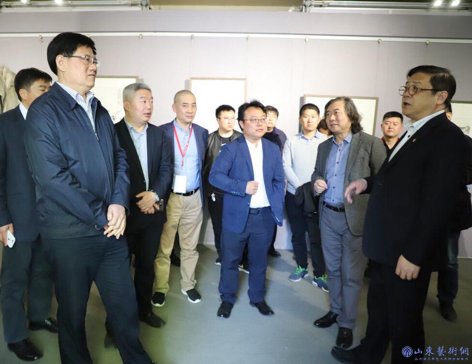 7出席领导与参展艺术家现场交流.jpg 7出席领导与参展艺术家现场交流.jpg