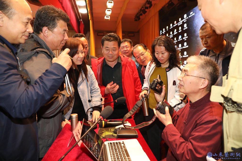 3、中国摄影家协会理论专业委员会委员、北京电影学院教授唐东平带来精彩的讲座.jpg 3、中国摄影家协会理论专业委员会委员、北京电影学院教授唐东平带来精彩的讲座.jpg