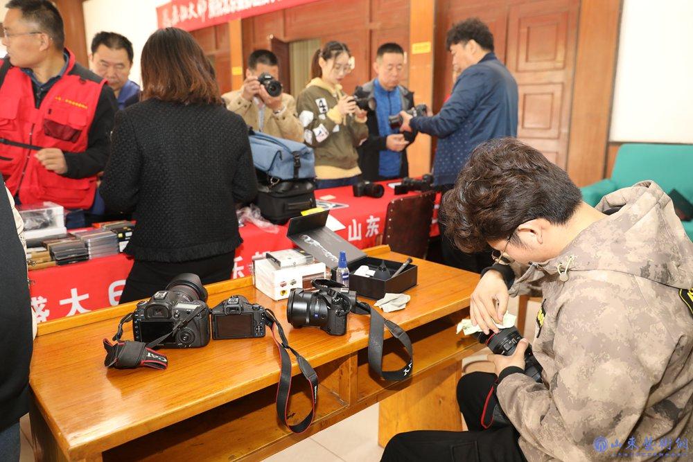 6、为当地影友现场免费清洁和检修摄影器材.jpg 6、为当地影友现场免费清洁和检修摄影器材.jpg