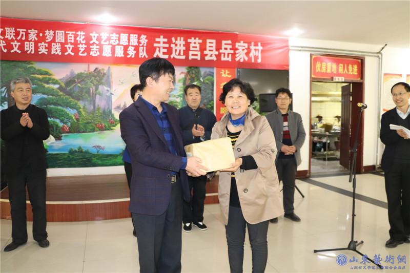 3日照市文联党组成员、副主席金立泉代表市文联向社区捐赠书籍.JPG