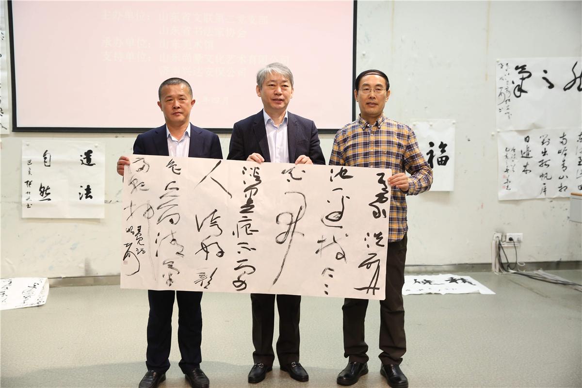 1孟鸿声向帮扶地捐赠作品.JPG