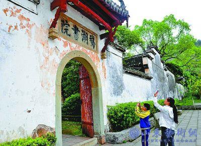 游客在江西上饶铅山县鹅湖书院旅游观光.jpg 游客在江西上饶铅山县鹅湖书院旅游观光.jpg