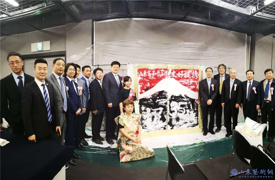 2和歌山县日中友好协会组织书法家进行书法表演欢迎山东文化交流团(2).jpg 2和歌山县日中友好协会组织书法家进行书法表演欢迎山东文化交流团(2).jpg