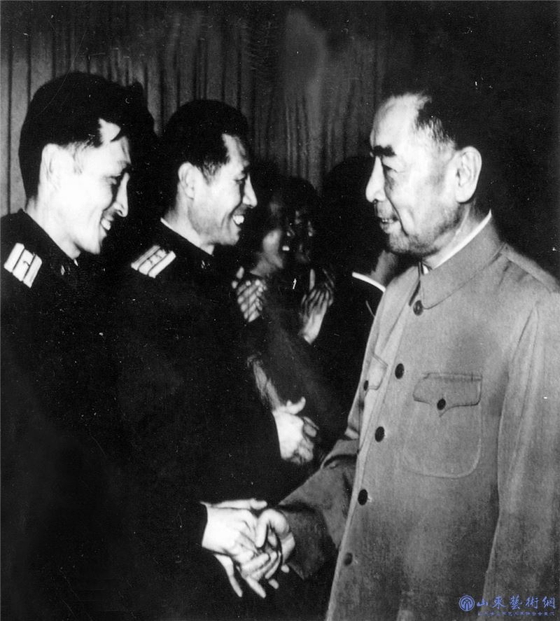 1,《东方红》总导演周恩来总理与参与创作的王印泉亲切握手.jpg 1,《东方红》总导演周恩来总理与参与创作的王印泉亲切握手.jpg