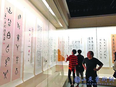 观众在参观“大美甲骨文国际书法大赛颁奖展”.jpg 观众在参观“大美甲骨文国际书法大赛颁奖展”.jpg