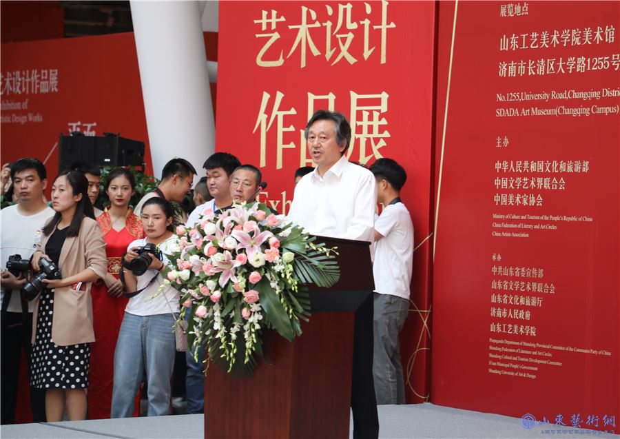 4.马锋辉主持开幕式.jpg