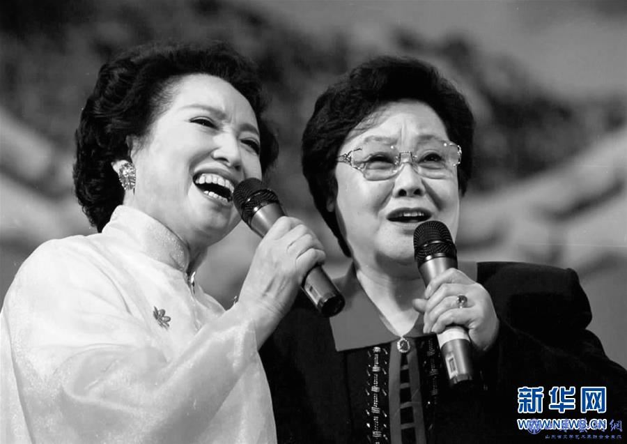 歌唱家郭兰英(右)与歌唱家贠恩凤同台演唱电影《上甘岭》的插曲《我的祖国》(资料照片)。新华社记者 范德元 摄.jpg 歌唱家郭兰英(右)与歌唱家贠恩凤同台演唱电影《上甘岭》的插曲《我的祖国》(资料照片)。新华社记者 范德元 摄.jpg