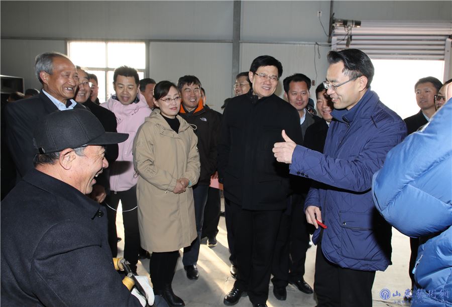 5.中国文联文艺志愿服务中心主任冀彦伟与聂代山老人亲切交谈.jpg 5.中国文联文艺志愿服务中心主任冀彦伟与聂代山老人亲切交谈.jpg