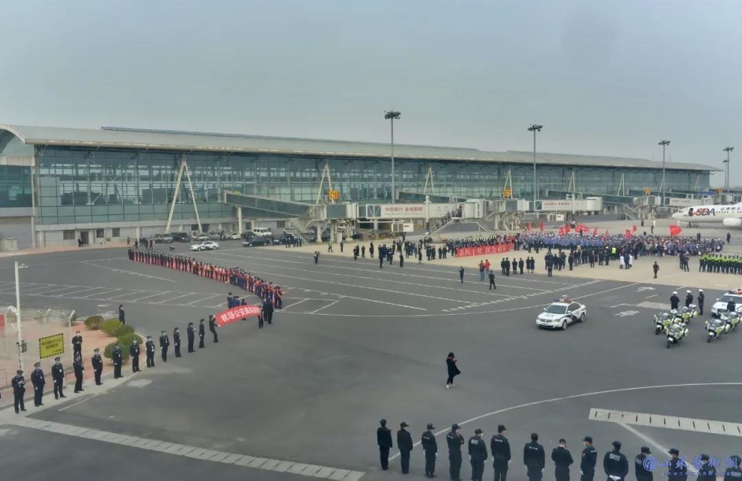 《迎接仪式结束后,队员们陆续登车,在警车护卫下离开机场》 摄影:王琦.jpg