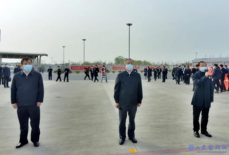 省委书记刘家义到机场迎接,热烈欢迎大家平安凯旋。省委副书记、省对口支援黄冈疫情防控前方指挥部指挥长杨东奇,副省长、前方指挥部副指挥长孙继业同机返回 摄影:王 琦.jpg