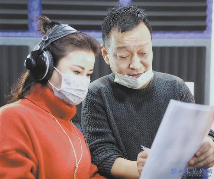 董雯雯（左）录制抗疫歌曲.jpg