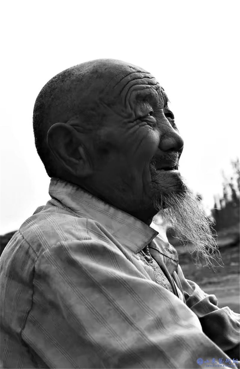 家里又添新丁，爷爷笑了-褚卫贞.jpg