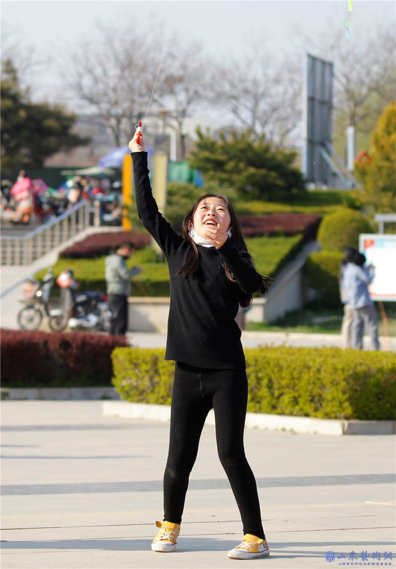 《疫情减轻，放飞风筝的女孩》尹成刚.jpg