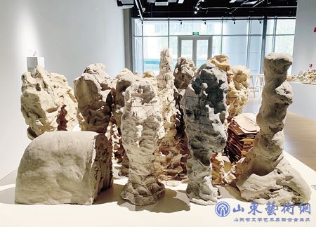 隋建国雕塑《长桌系列》.jpg 隋建国雕塑《长桌系列》.jpg