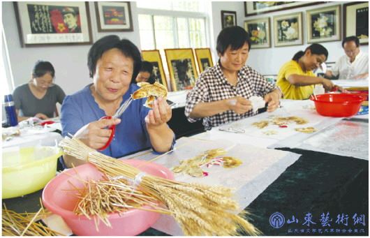 村民在制作麦秸画.jpg 村民在制作麦秸画.jpg