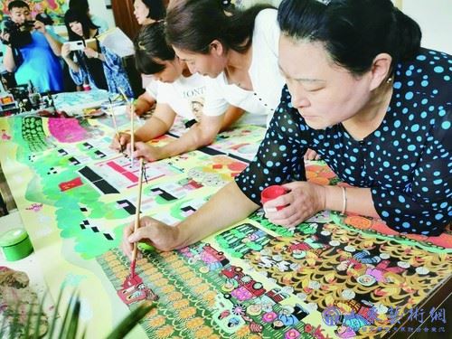 妇女们在为农民画着色。徐旭摄.jpg 妇女们在为农民画着色。徐旭摄.jpg