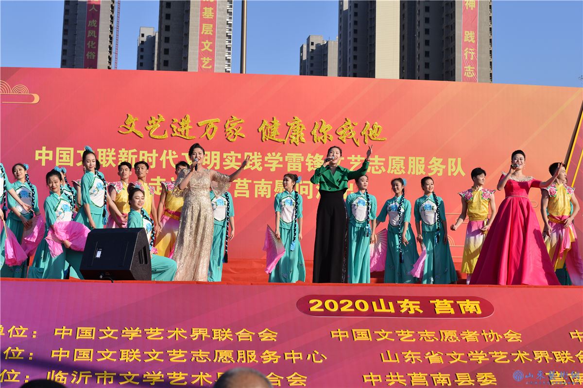 青年歌手谭竹青、丁兰和莒南县音乐教师陈仁琢同台演出.JPG