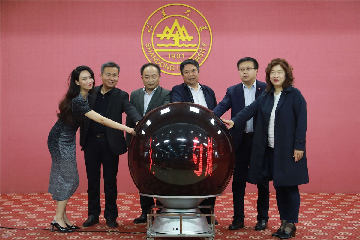 嘉宾摸球.JPG