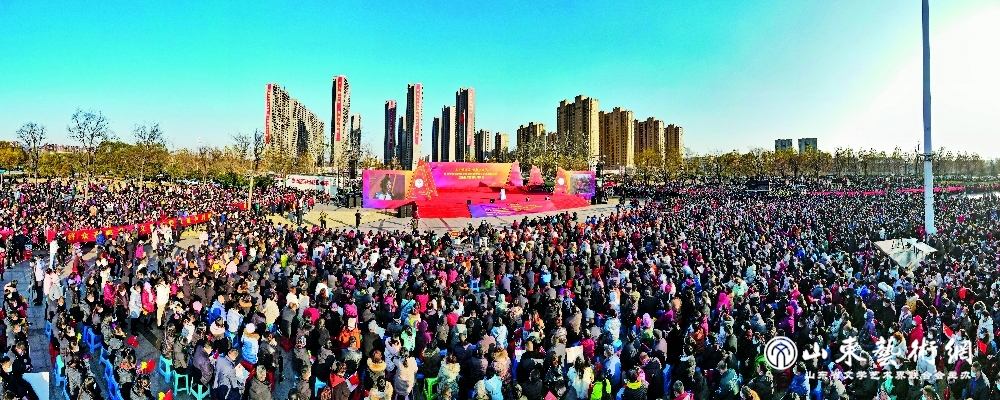 2020年12月4日,“文艺进万家 健康你我他”中国文联新时代文明实践学雷锋文艺志愿服务队走进临沂莒南慰问演出活动在莒南县五洲广场隆重举行_副本.jpg 2020年12月4日,“文艺进万家 健康你我他”中国文联新时代文明实践学雷锋文艺志愿服务队走进临沂莒南慰问演出活动在莒南县五洲广场隆重举行_副本.jpg