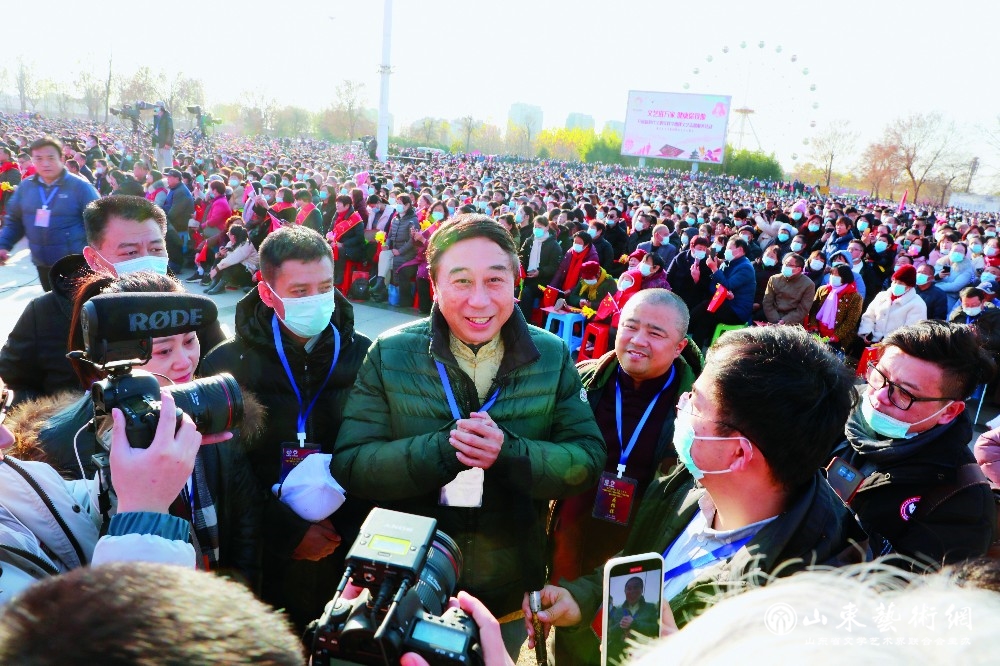 “文艺进万家 健康你我他”中国文联新时代文明实践学雷锋文艺志愿服务队走进临沂莒南慰问演出活动中,中国文联副主席、中国曲艺家协会副主席冯巩接受采访_副本.jpg “文艺进万家 健康你我他”中国文联新时代文明实践学雷锋文艺志愿服务队走进临沂莒南慰问演出活动中,中国文联副主席、中国曲艺家协会副主席冯巩接受采访_副本.jpg