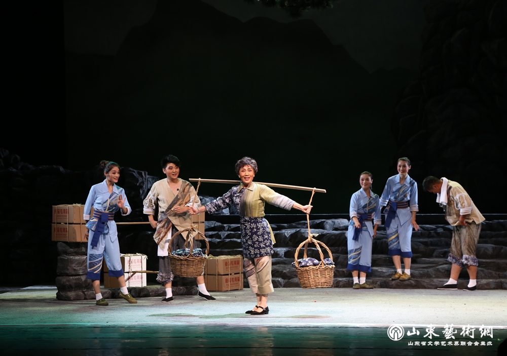 山东梆子《泰山挑山工》剧照 (3)_副本.jpg 山东梆子《泰山挑山工》剧照 (3)_副本.jpg