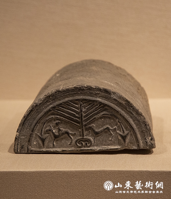 图2 《树木、双骑、箭头纹半瓦当》.jpg 图2 《树木、双骑、箭头纹半瓦当》.jpg