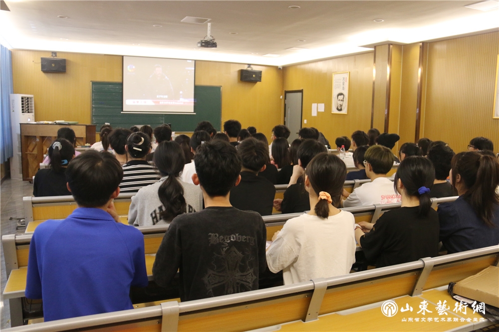 4山东省音协组织高校音乐专业学生集体观看4.jpg 4山东省音协组织高校音乐专业学生集体观看4.jpg