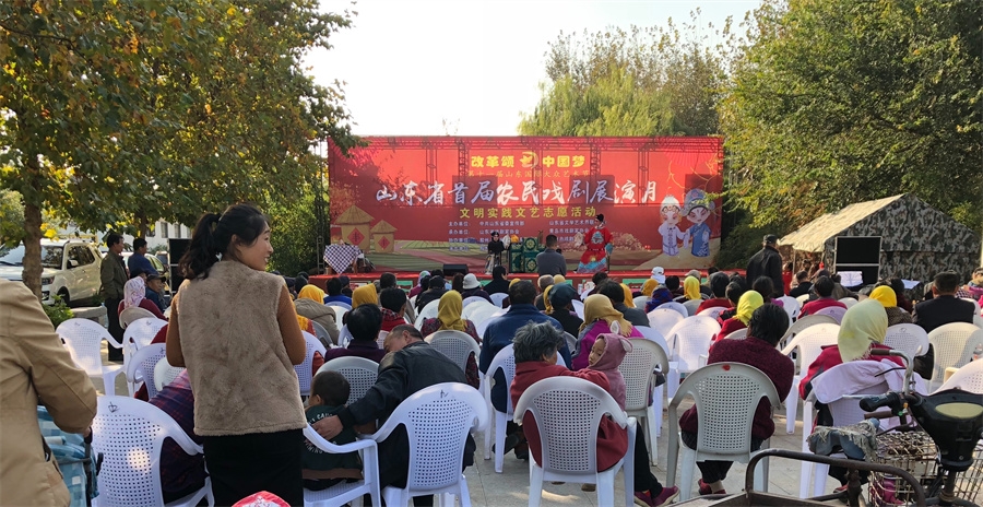 1.2018年10月26日,青岛胶州市玉皇庙村广场,第一届农民戏剧展演月,惠及民众5000余人(青岛市剧协提供).jpg 1.2018年10月26日,青岛胶州市玉皇庙村广场,第一届农民戏剧展演月,惠及民众5000余人(青岛市剧协提供).jpg