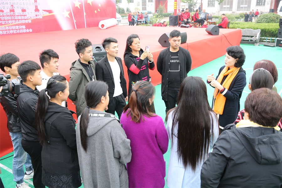3.2019年10月12日,曲阜小雪镇武家村,第二届农民戏剧展演月,于兰现场教学辅导,汇集演职人员30余人.jpg 3.2019年10月12日,曲阜小雪镇武家村,第二届农民戏剧展演月,于兰现场教学辅导,汇集演职人员30余人.jpg