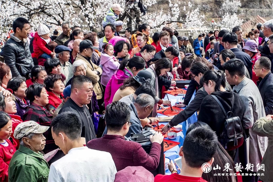 6.2019年3月29日，莱阳书法家协会组织创作骨干一行21人，来到莱阳市吕格庄镇刘海寺村，与村两委共同启动“第二届刘海寺杏花节”。开幕式上，同时安排杏花树下秀书法等文化惠民活动，与乡亲们互动互娱，其乐融融。现场为大家书写书法作品300余幅。.jpg