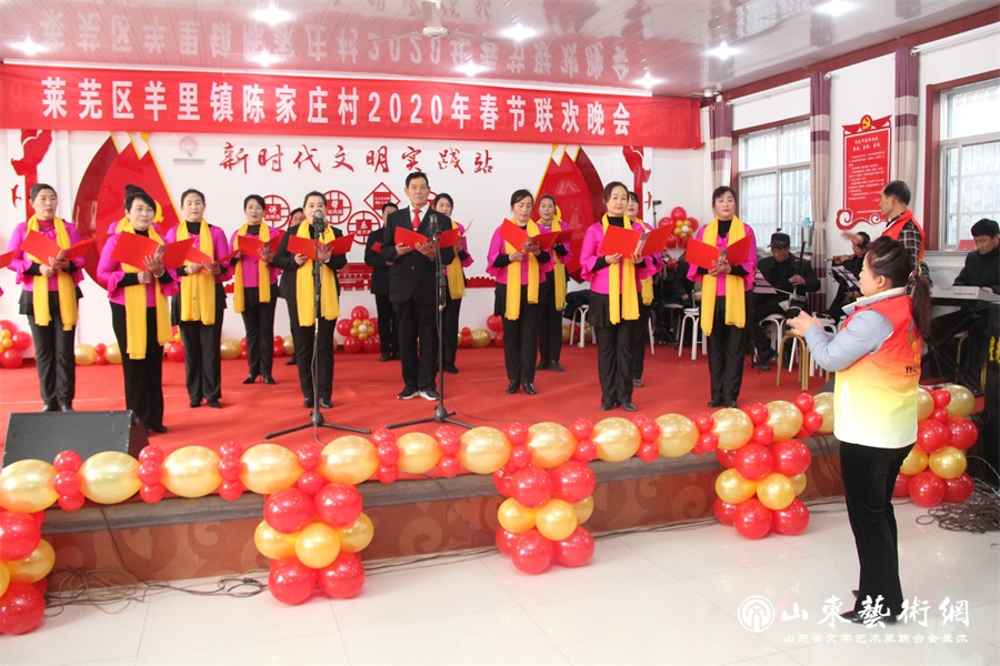 2020年1月，济南市莱芜区的文艺志愿者在指导羊里街道陈家庄村村民排练百姓春晚的节目。.JPG