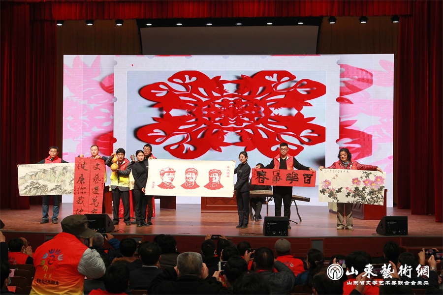 在百姓春晚舞台上，艺术家各显其能.JPG