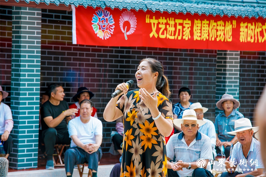 2、2021年5月，幸福小镇社区“快乐星期天”活动现场，文艺志愿者放声歌唱.jpg