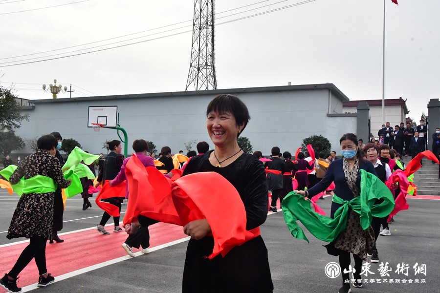 5.2021年7月，花埠圈村“快乐星期天”子品牌“红石榴”剧场，文艺志愿者扭秧歌.jpg